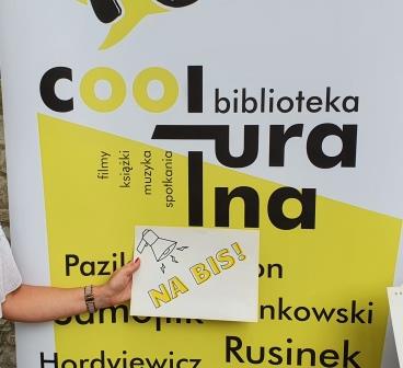 na plakacie napis Coolturalna biblioteka na bis